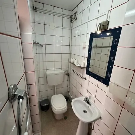 Lagos Central Hostel לאגוּ‏ש